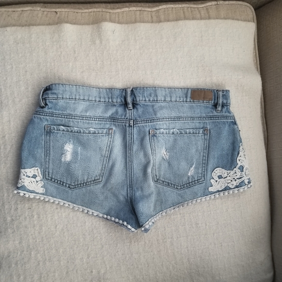 GARAGE Denim White Floral Lo Rise Shorts Size 9 - Picture 2 of 6